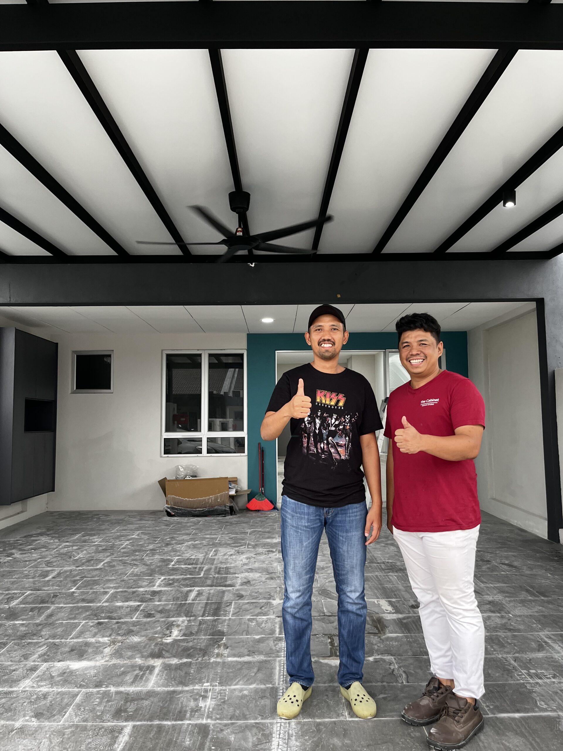 Team EUKA Living bersama pelanggan selepas projek renovation