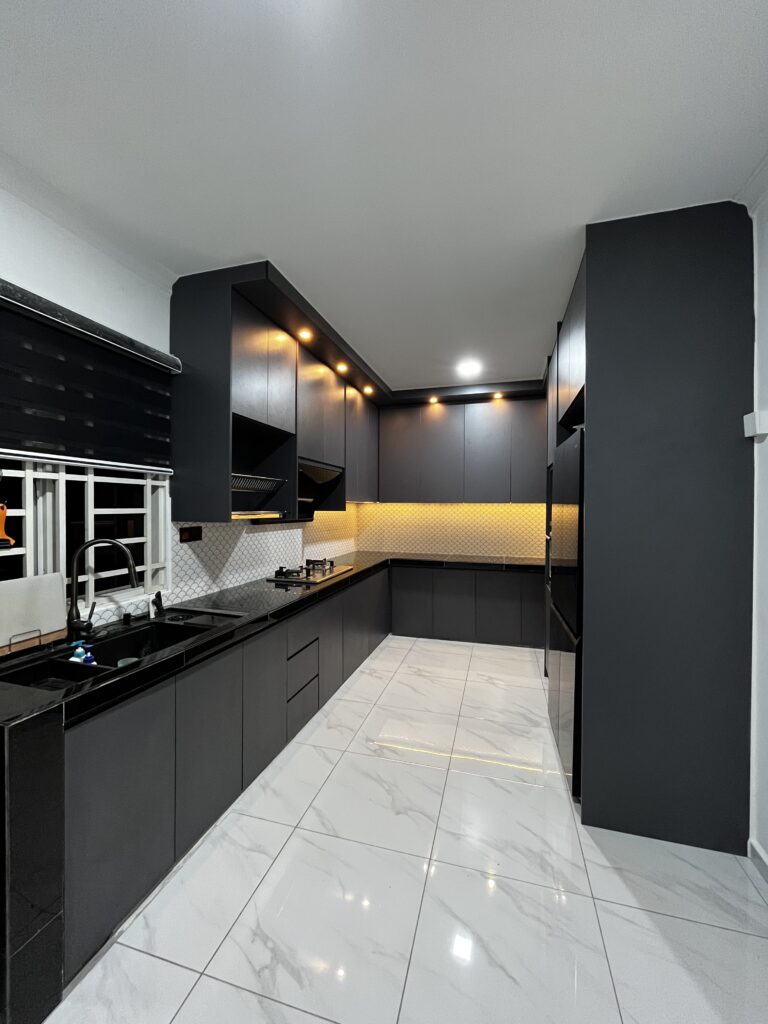 Kitchen cabinet hitam moden untuk rumah di Shah Alam
