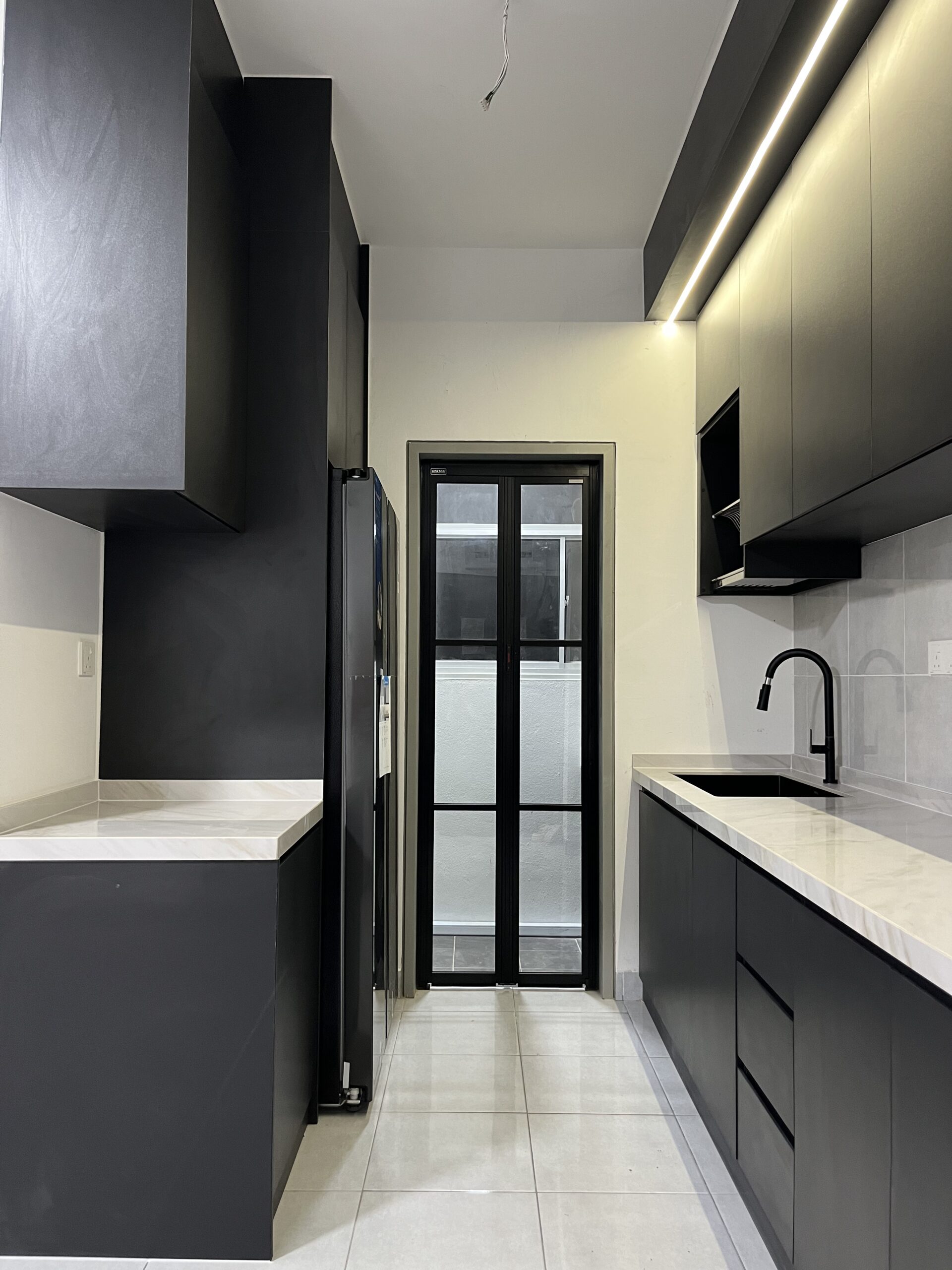 Kabinet dapur putih custom untuk kediaman moden