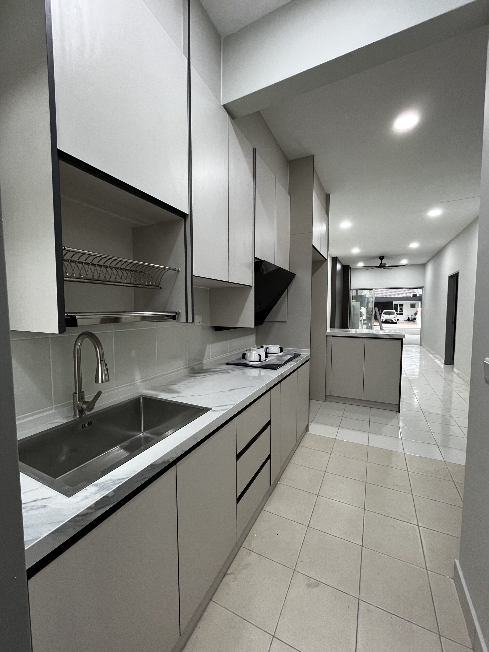 Custom kitchen cabinet moden oleh EUKA Living Shah Alam