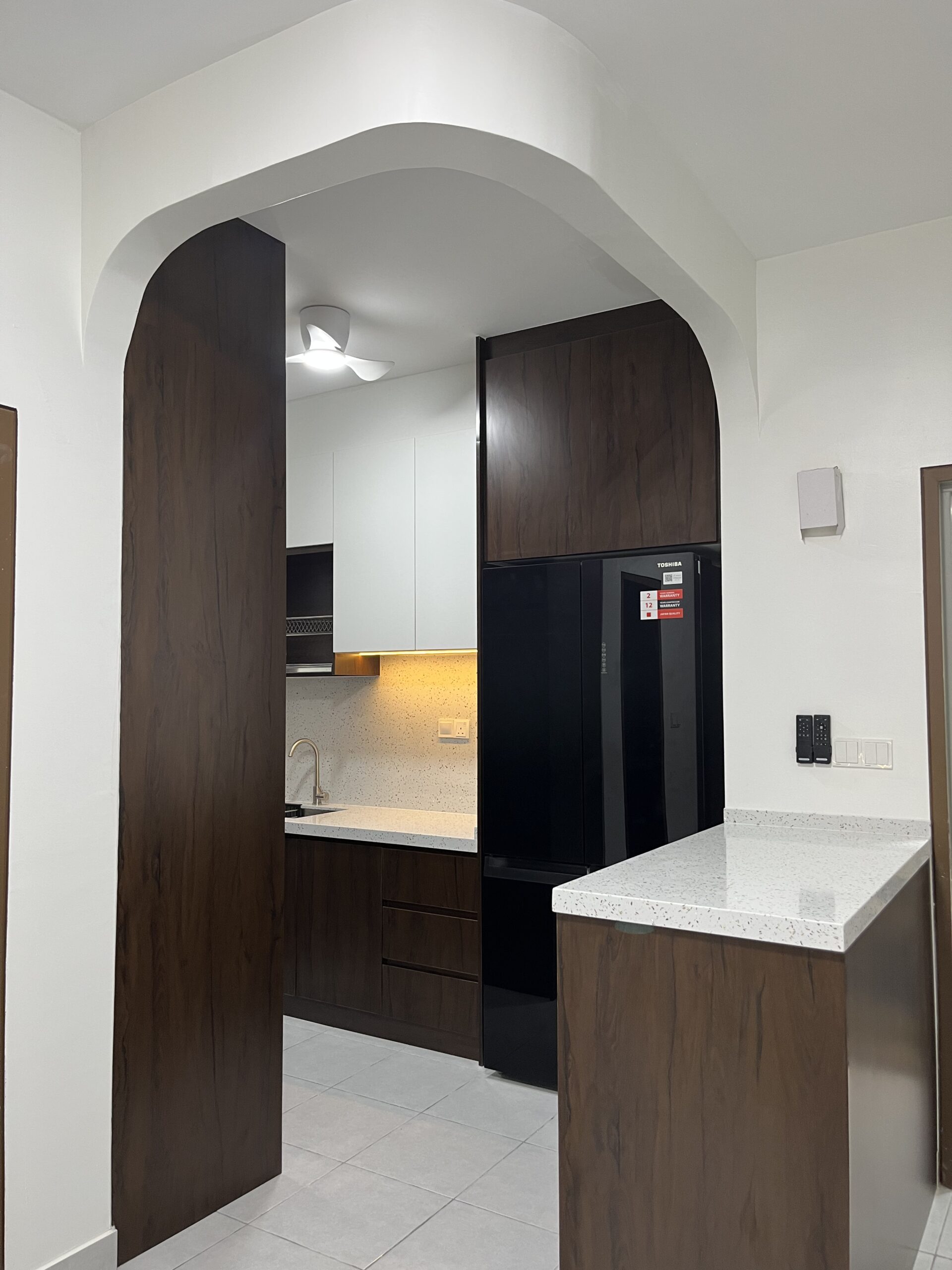 Kitchen cabinet konsep Japandi dengan kemasan kayu