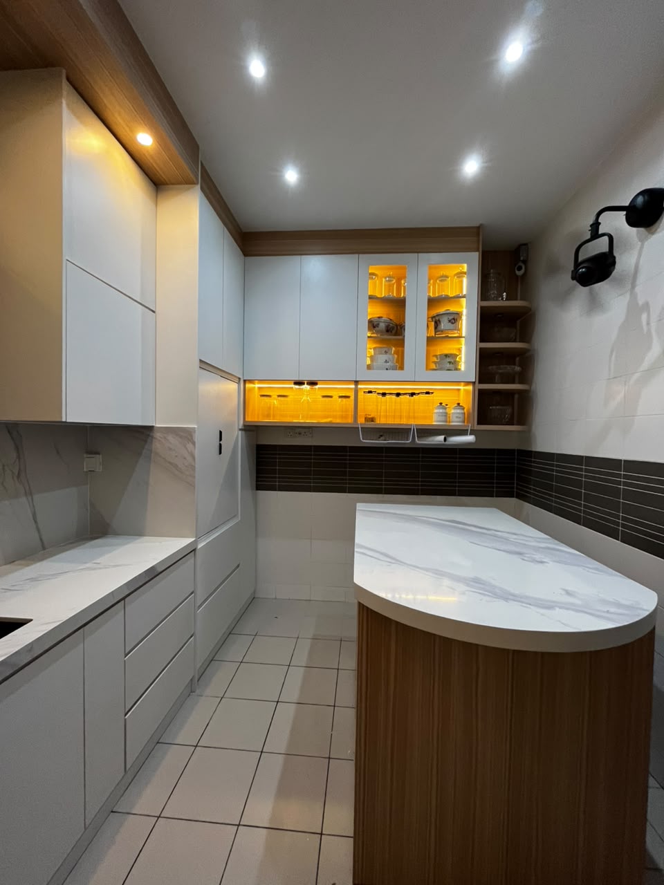 L-shaped kitchen cabinet by EUKA Living