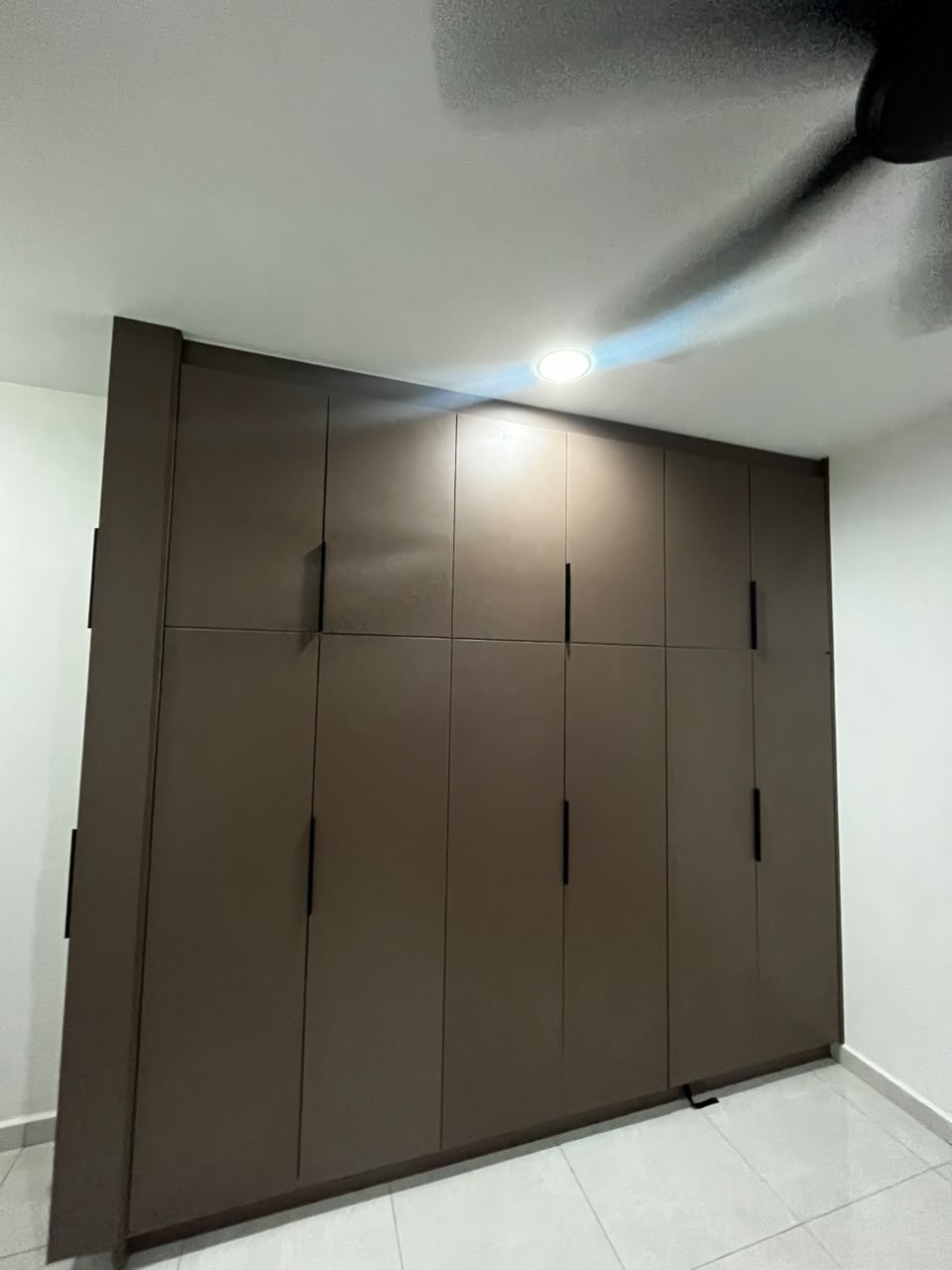 Full height wardrobe by EUKA Living