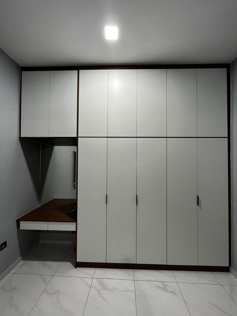 Built-in wardrobe with desk by EUKA Living
